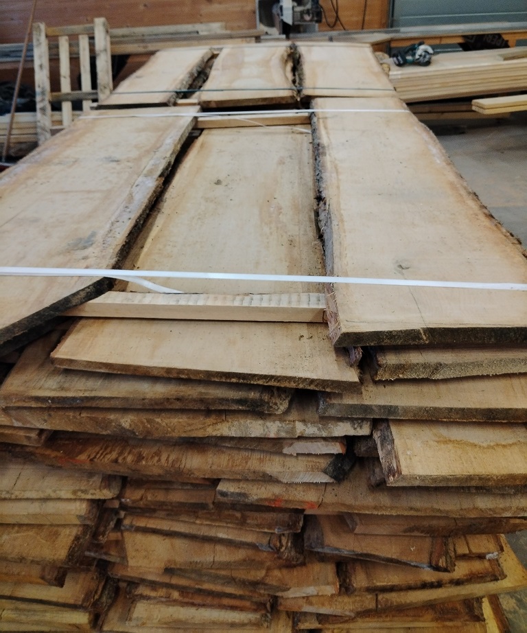 Tammilankku 25 mm x 200 – 250 mm x 1.250 – 1.300 mm.